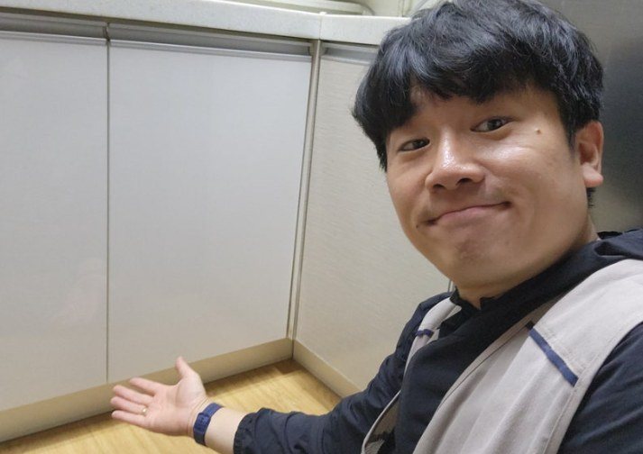 집수리 신선생 대표가 시공을 마친 용인 싱크대 앞에서 웃고 있는 모습